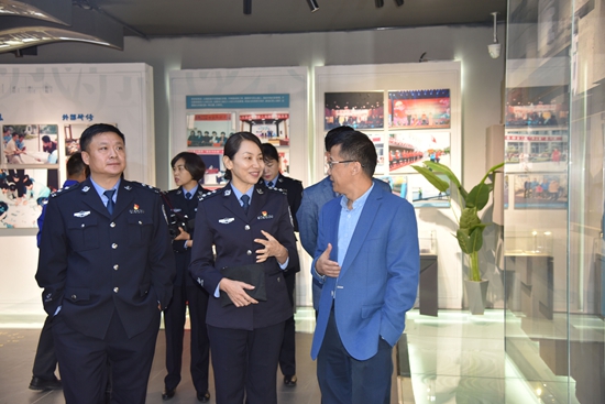 市交警支队开展交通安全公益行活动68