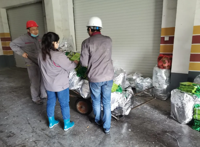 集团工会发放夏季降温茶48