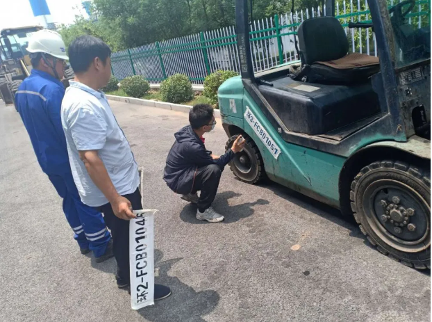 重山思沃瑞组织车辆上牌工作79