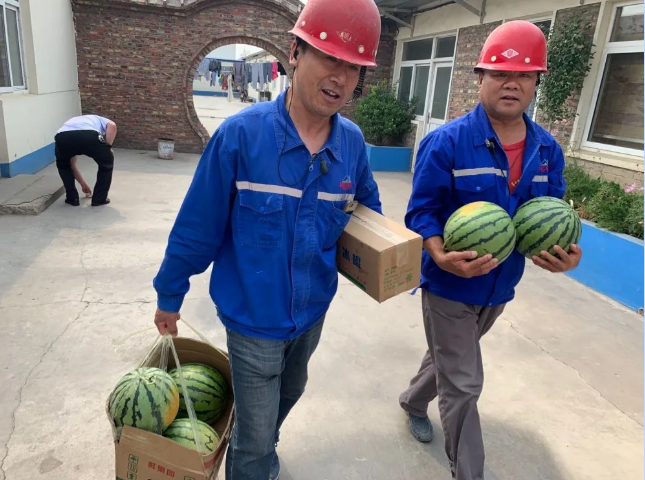 炎炎夏日送清凉 丝丝情意暖人心1