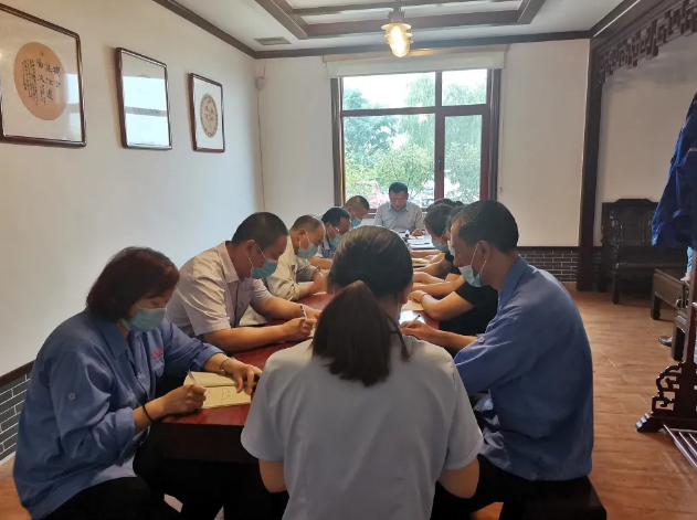 集团办公室召开部门会议64