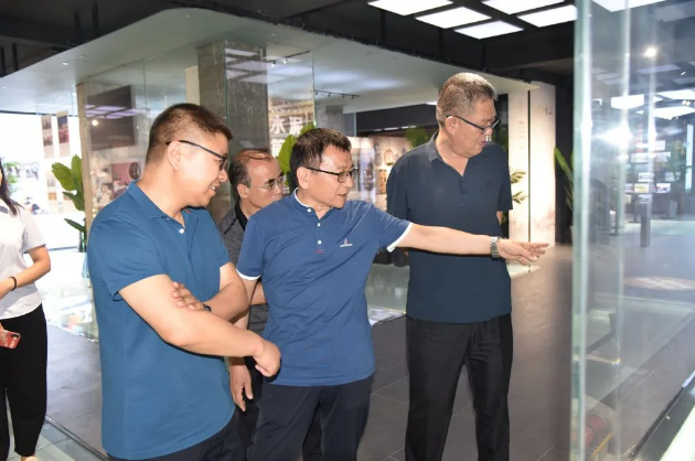 市档案馆领导到集团调研指导工作81