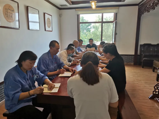 集团办公室召开部门工作会议41