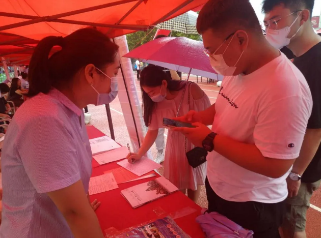 集团组织参加淄川区夏季人才招聘会75
