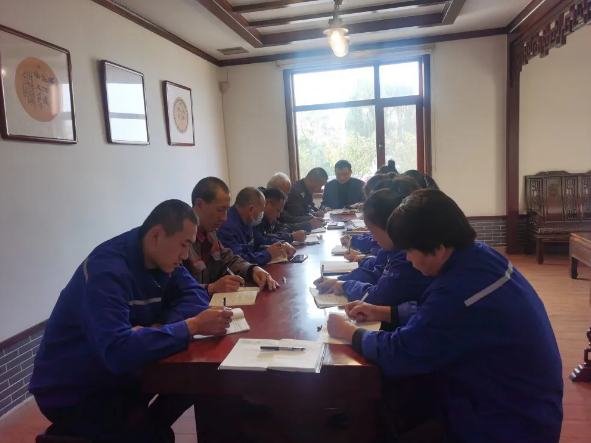  集团办公室召开部门工作会议86