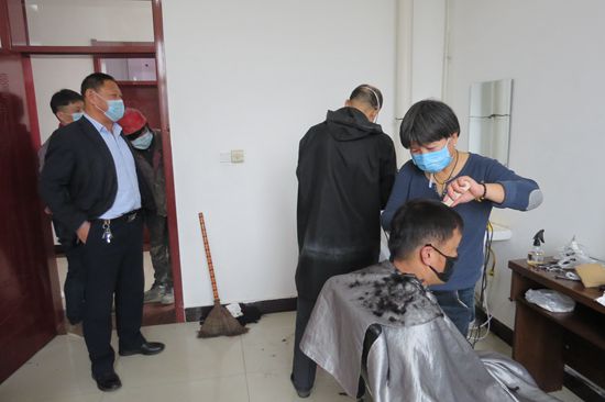 心系员工践良知 理发进厂暖人心