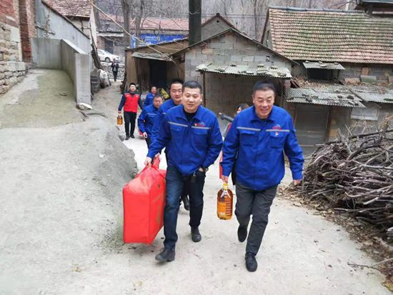 鲁中水泥党支部走访慰问困难群众  山东重山集团有限公司  今天